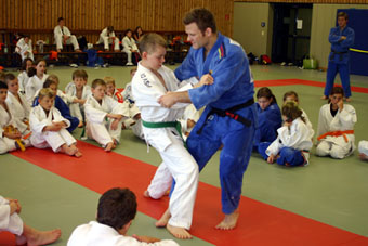 http://www.old.psv-duisburg-judo.de/bilder/galerie/bischof_hausmann.jpg